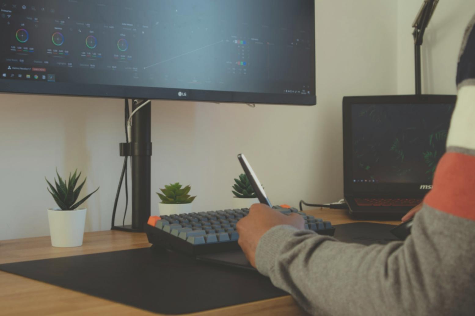 Profesional analizando estrategias financieras